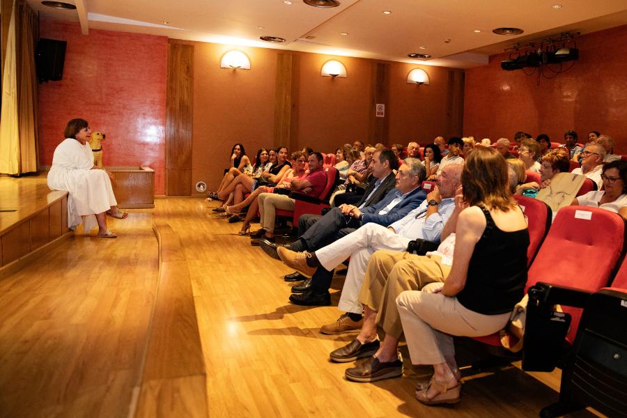 Lola Rebel presenta su obra más personal, «La Biblia Franciscus Papus», en la ONCE de Málaga (2)