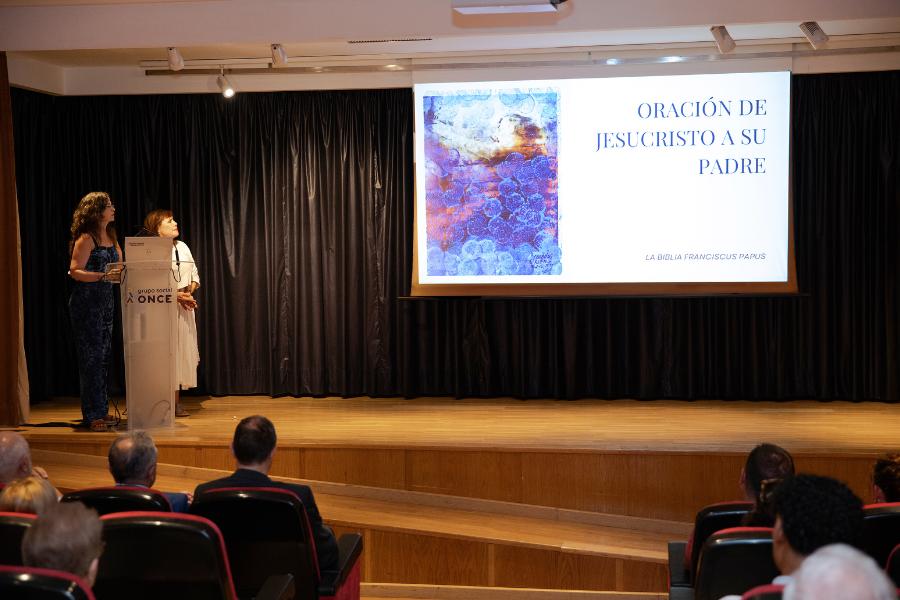 Lola Rebel presenta su obra más personal, «La Biblia Franciscus Papus», en la ONCE de Málaga (3)