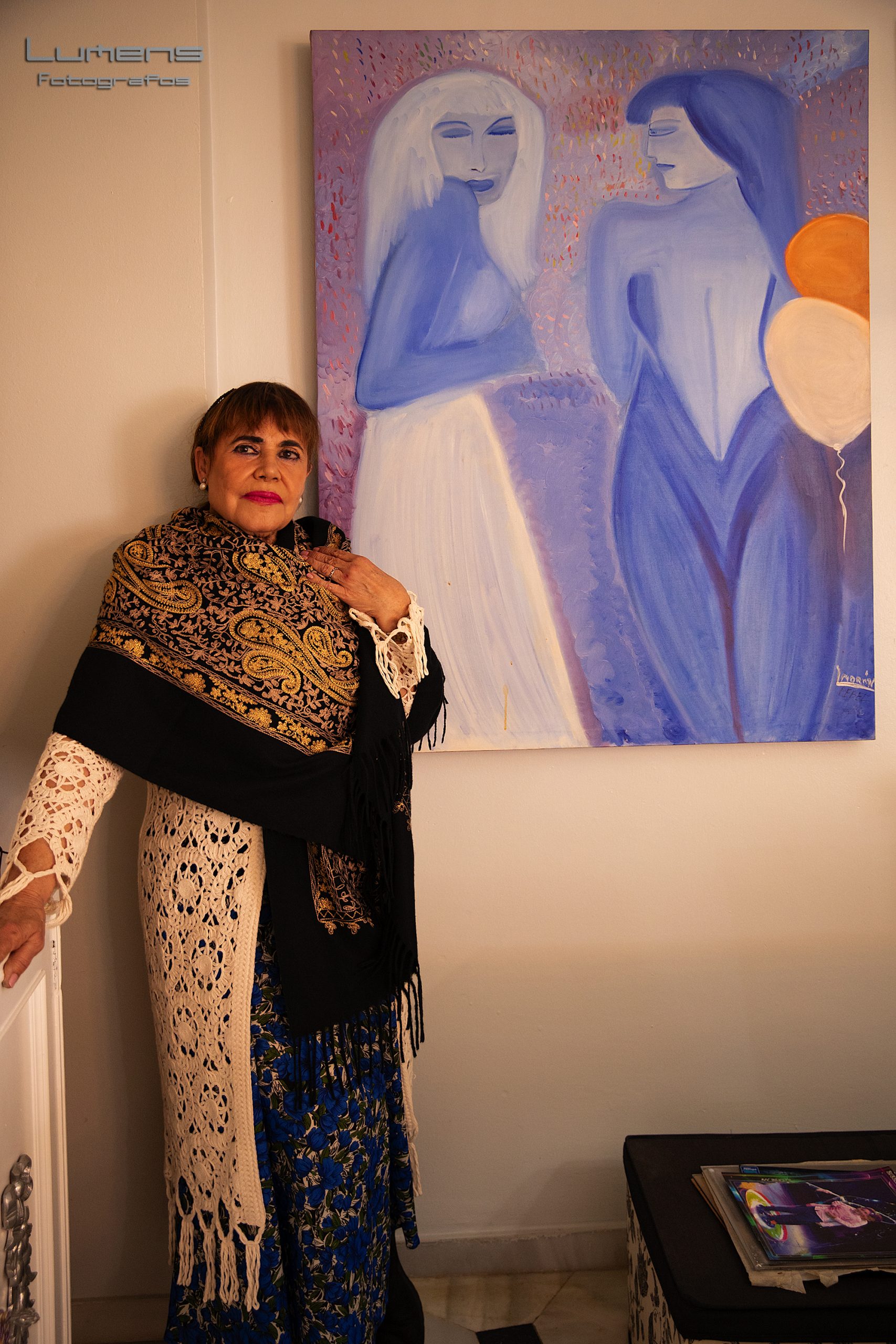 Lola Rebel junto a una de sus obras